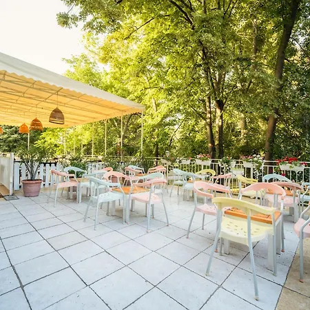 Gloria Saints Constantine and Helena